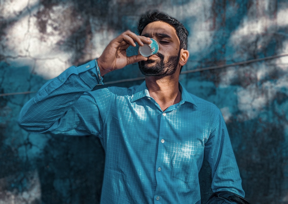 Uomo che beve acqua e si idrata correttamente