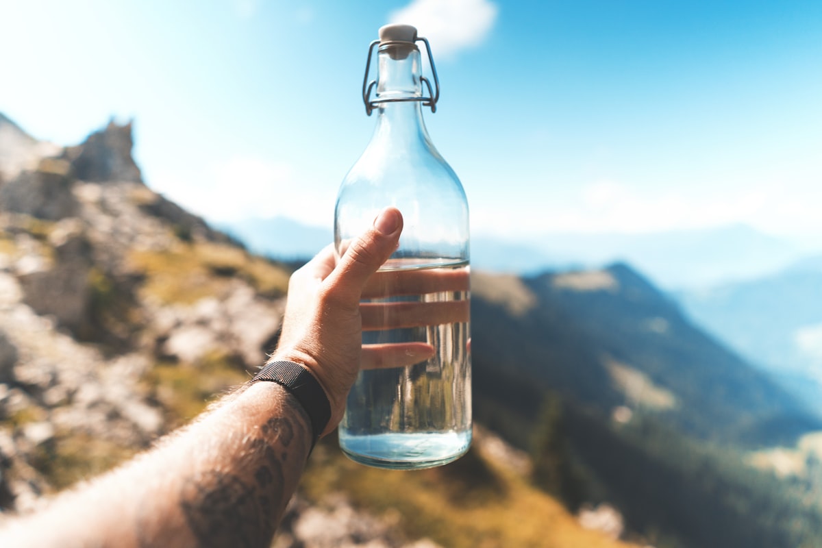 Atleta che beve acqua per mantenersi idratato durante l'allenamento